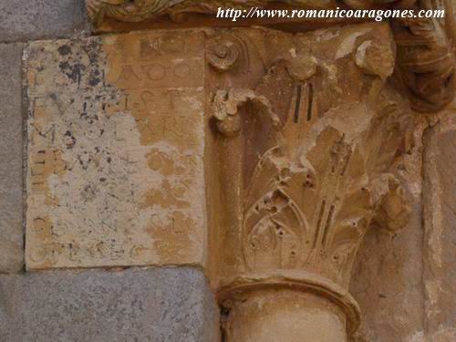 CAPITEL DEL LADO NORTE, CON EPIGRAFIA EN SU LADO IZQUIERDO